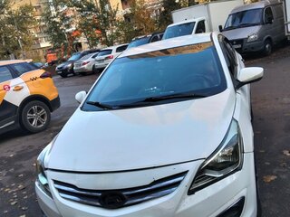 2015 Hyundai Solaris I Рестайлинг, белый, 400000 рублей, вид 2