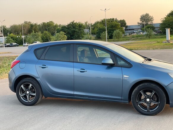 2013 Opel Astra J Рестайлинг, синий - вид 2