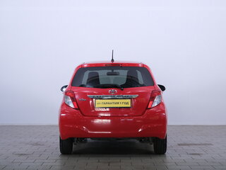 2011 Toyota Vitz III (XP130), красный, 669000 рублей, вид 5