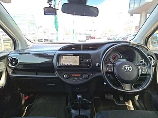 2018 Toyota Vitz III (XP130) Рестайлинг 2, белый, 930000 рублей, вид 4