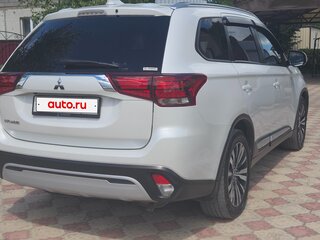 2020 Mitsubishi Outlander III Рестайлинг 3, белый, 2300000 рублей, вид 4