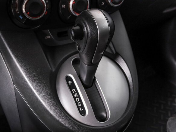 2012 Mazda 2 II Рестайлинг (DE2), красный, 970000 рублей - вид 9
