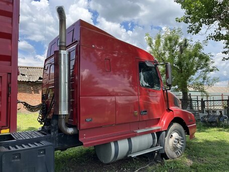 1999 Volvo VNL, красный, 3000000 рублей, вид 2