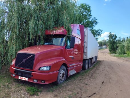 2002 Volvo VNL, красный, 3300000 рублей, вид 1
