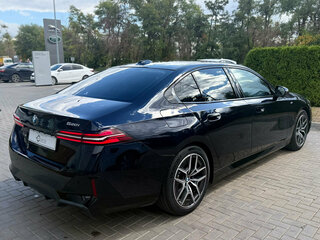2024 BMW 5 серии 520i VIII (G60/G61/G68), чёрный, 7250000 рублей, вид 5