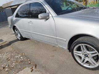 2000 Mercedes-Benz E-Класс 200 II (W210, S210) Рестайлинг, серебристый, 950000 рублей, вид 4