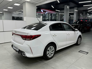 2022 Kia Rio IV Рестайлинг, белый, 1280000 рублей, вид 4