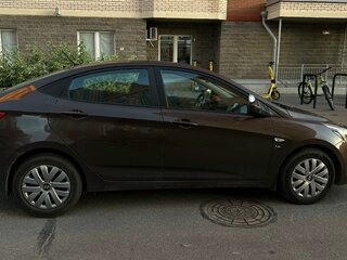 2016 Hyundai Solaris I Рестайлинг, коричневый, 900000 рублей, вид 3