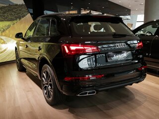 2025 Audi Q5 L 45 TFSI II (FY) Рестайлинг, чёрный, 6426700 рублей, вид 5