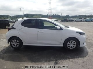 2023 Toyota Yaris IV, белый, 1066002 рублей, вид 4