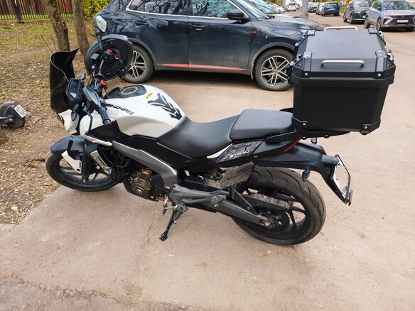 2018 Bajaj Dominar 400, белый - вид 3
