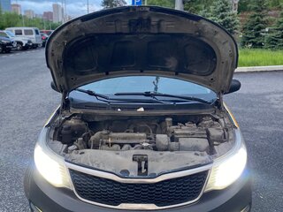 2016 Kia Rio III Рестайлинг, серебристый, 520000 рублей, вид 3