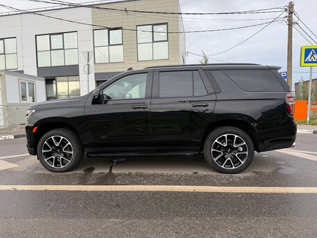 2023 Chevrolet Tahoe V, чёрный, 8490000 рублей, вид 4