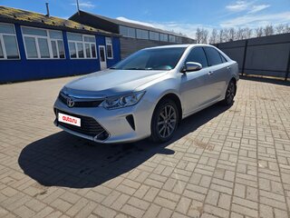 2015 Toyota Camry VII (XV50) Рестайлинг, серебристый, 1990000 рублей, вид 1