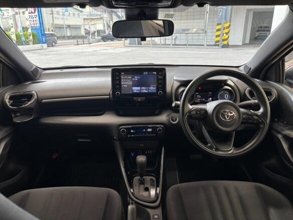 2022 Toyota Yaris IV, красный, 1014000 рублей - вид 12