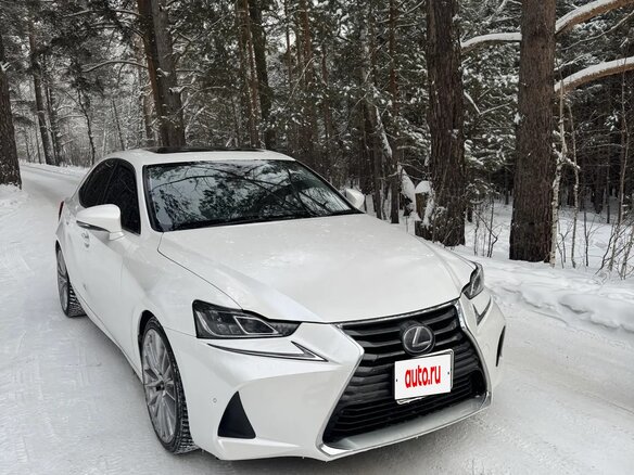 2018 Lexus IS 300h III Рестайлинг, белый, 2490000 рублей - вид 1