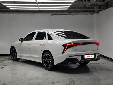 2026 Kia K5 III Рестайлинг, белый, 4060000 рублей, вид 2