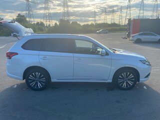 2022 Mitsubishi Outlander III Рестайлинг 3, белый, 3500000 рублей, вид 2