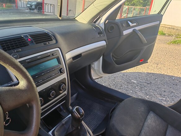 2011 Skoda Octavia II (A5) Рестайлинг, белый, 420000 рублей - вид 5