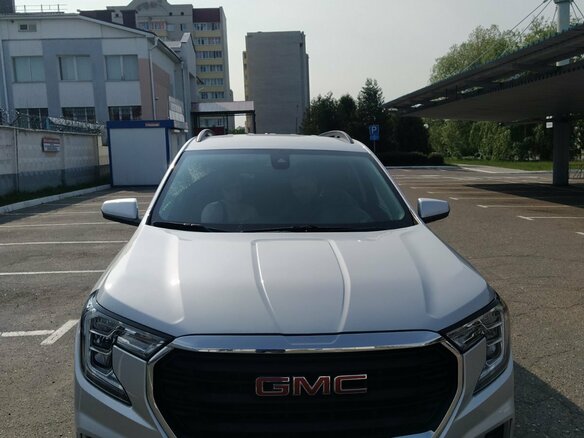 2022 GMC Terrain II Рестайлинг, серебристый, 1720000 рублей - вид 1