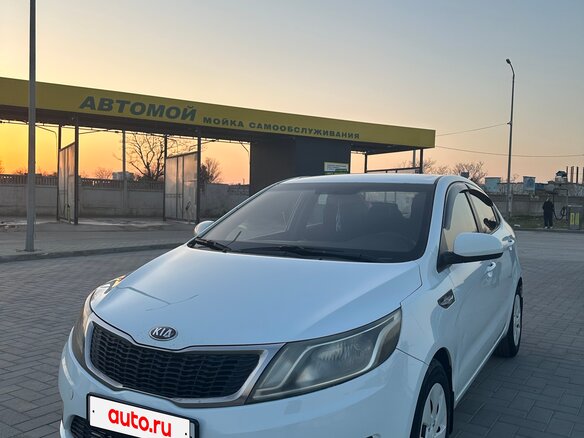 2013 Kia Rio 4-speed III, белый, 780000 рублей