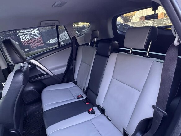 2017 Toyota RAV4 IV (XA40) Рестайлинг, серебристый, 2500000 рублей - вид 18