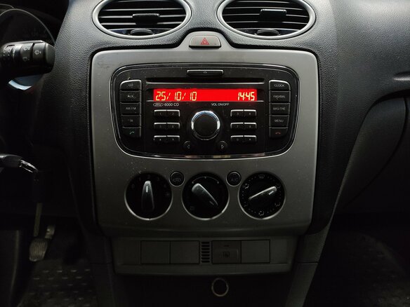 2010 Ford Focus II Рестайлинг, серебристый, 475000 рублей - вид 11