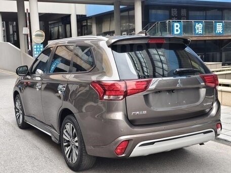 2021 Mitsubishi Outlander III Рестайлинг 3, коричневый, 1980000 рублей, вид 3