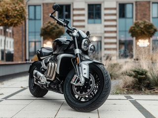 2023 Triumph Rocket 3, серебристый, 2490000 рублей, вид 3