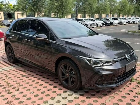 2023 Volkswagen Golf VIII, чёрный, 2100000 рублей, вид 3