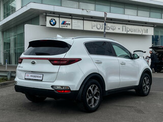 2019 Kia Sportage IV Рестайлинг, белый, 2164000 рублей, вид 5