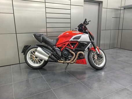 2013 Ducati Diavel, красный, 1000000 рублей, вид 2