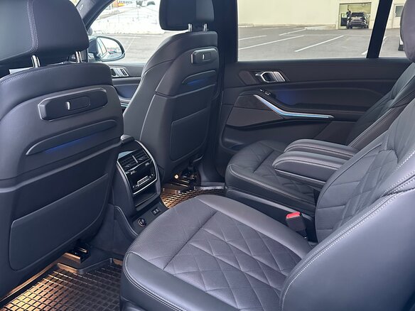 2022 BMW X7 40i I (G07) Рестайлинг, серый - вид 14