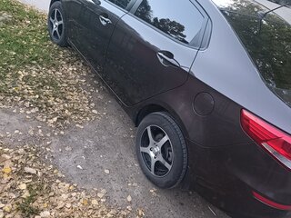2015 Kia Rio III Рестайлинг, коричневый, 900000 рублей, вид 3