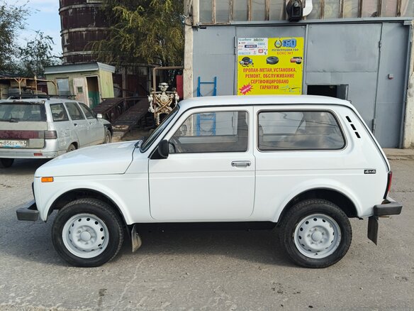 2011 Lada (ВАЗ) 2121 (4x4) I Рестайлинг, белый, 630000 рублей - вид 2