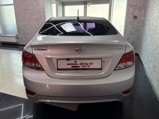 2013 Hyundai Solaris I, серебристый, 895000 рублей, вид 4