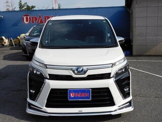 2021 Toyota Voxy III (R80) Рестайлинг, белый, 2010000 рублей, вид 2