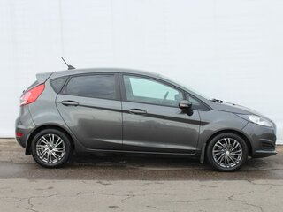 2017 Ford Fiesta Mk6 Рестайлинг, серый, 885000 рублей, вид 4