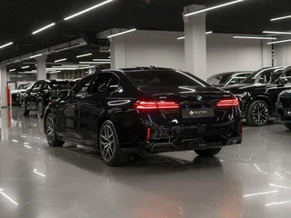 2025 BMW 5 серии 523d xDrive VIII (G60/G61/G68), чёрный, 8350000 рублей, вид 4