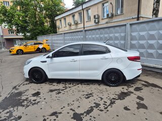 2015 Kia Rio III Рестайлинг, белый, 900000 рублей, вид 3