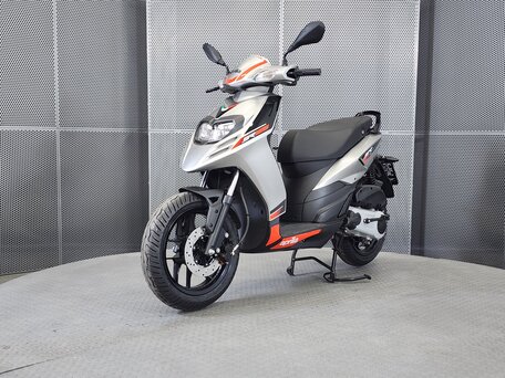 2025 Aprilia SR 125, серый, 223000 рублей, вид 4