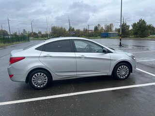 2014 Hyundai Solaris I Рестайлинг, серебристый, 735000 рублей, вид 4