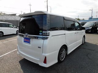 2021 Toyota Voxy III (R80) Рестайлинг, белый, 2010000 рублей, вид 4