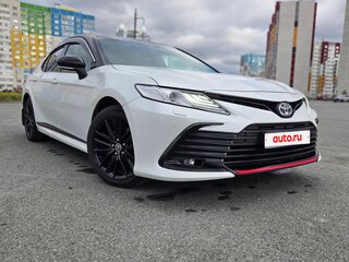 2021 Toyota Camry VIII (XV70) Рестайлинг, белый, 3399000 рублей, вид 3