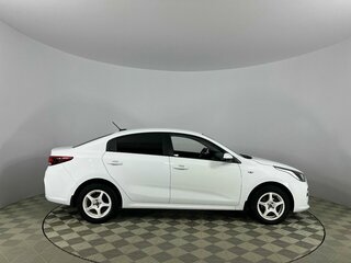 2020 Kia Rio IV, белый, 1347000 рублей, вид 4