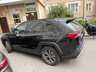 2024 Toyota RAV4 V (XA50), чёрный, 3600000 рублей, вид 2