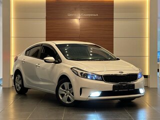 2019 Kia Cerato III Рестайлинг (Classic), белый, 1449900 рублей, вид 3