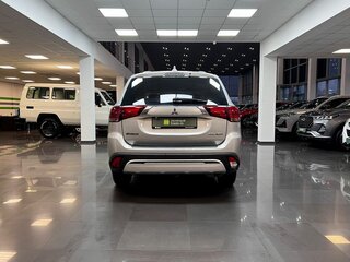 2018 Mitsubishi Outlander III Рестайлинг 3, серебристый, 2200000 рублей, вид 4