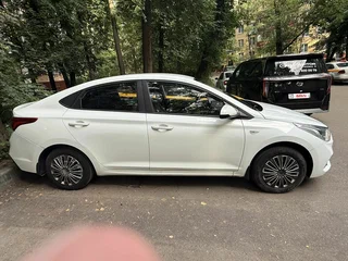 2018 Hyundai Solaris II, белый, 730000 рублей, вид 3