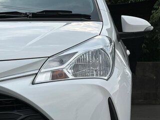 2019 Toyota Vitz III (XP130) Рестайлинг 2, белый, 1010000 рублей, вид 4